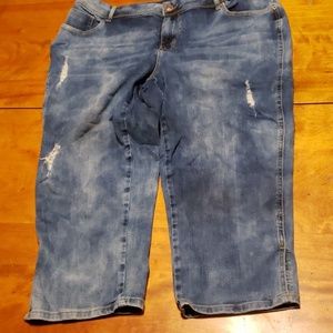 Maurices Distressed jean capris
